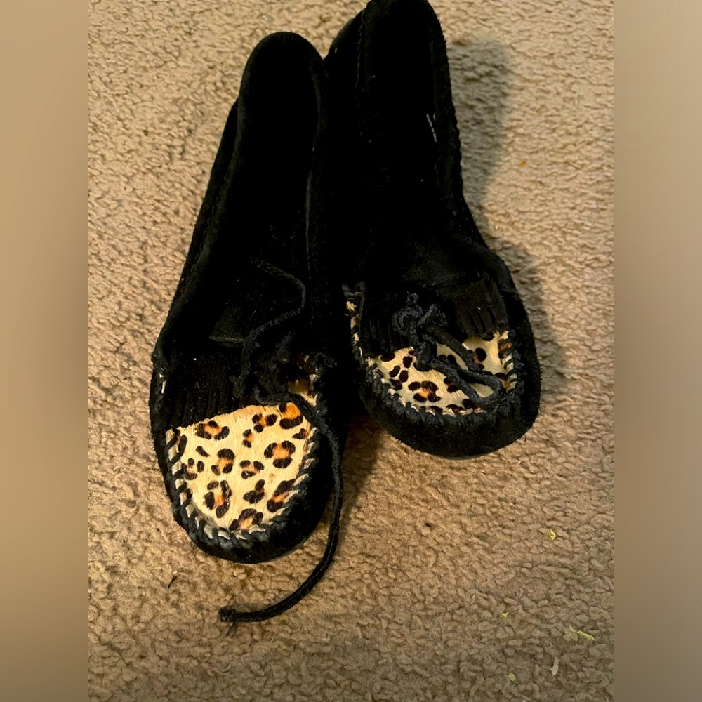 Minnetonka sz 8 leopard very good condition